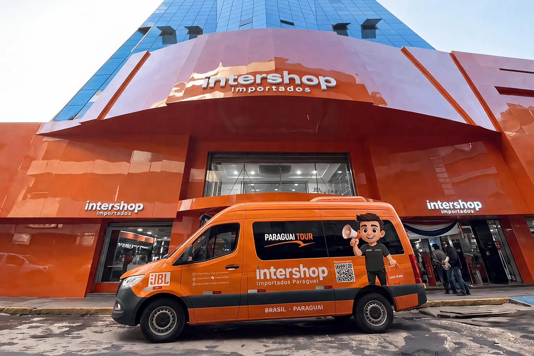 Van laranja da Paraguay Tour estacionada em frente à fachada da Intershop Importados