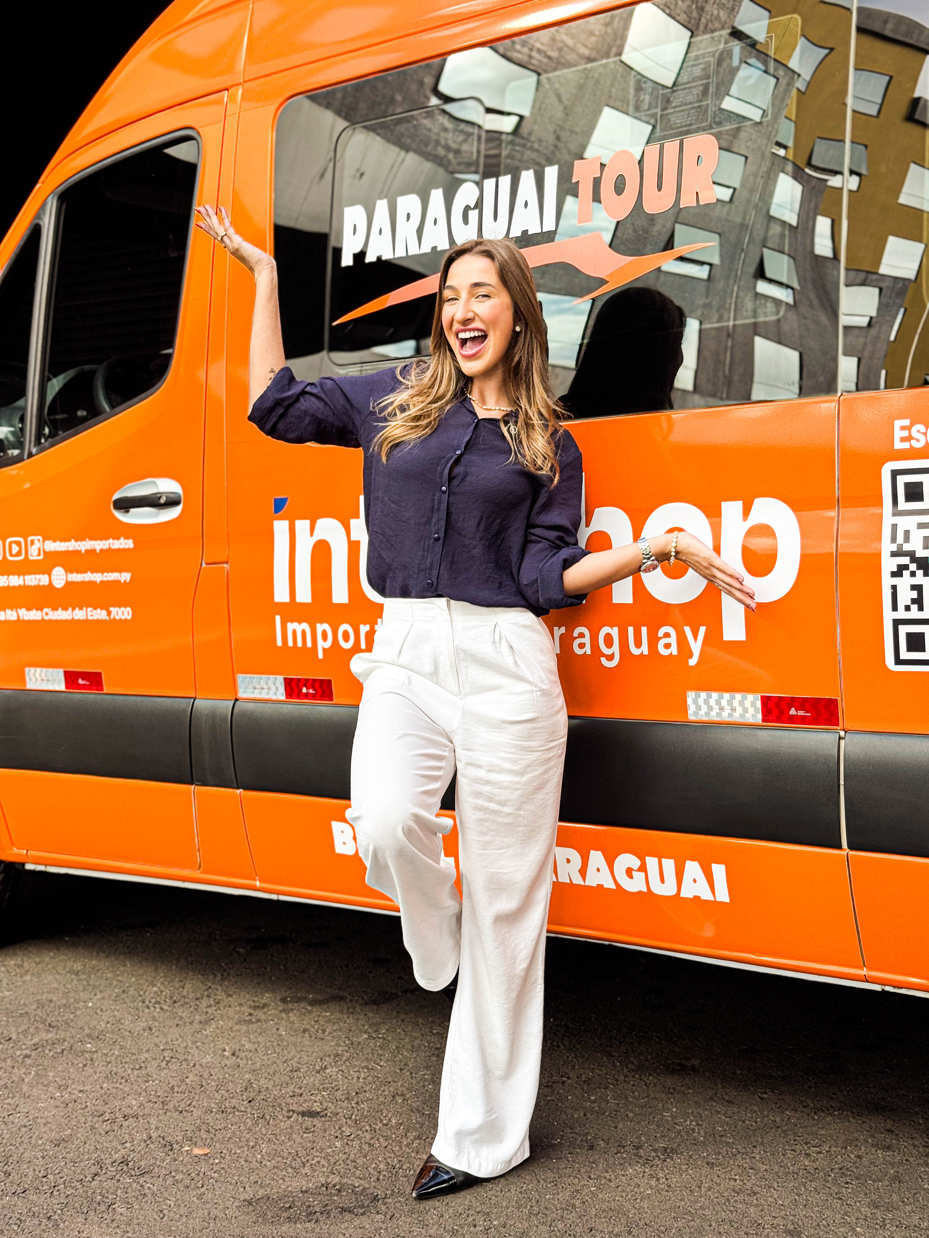 Detalhe da identidade visual na van da Paraguay Tour